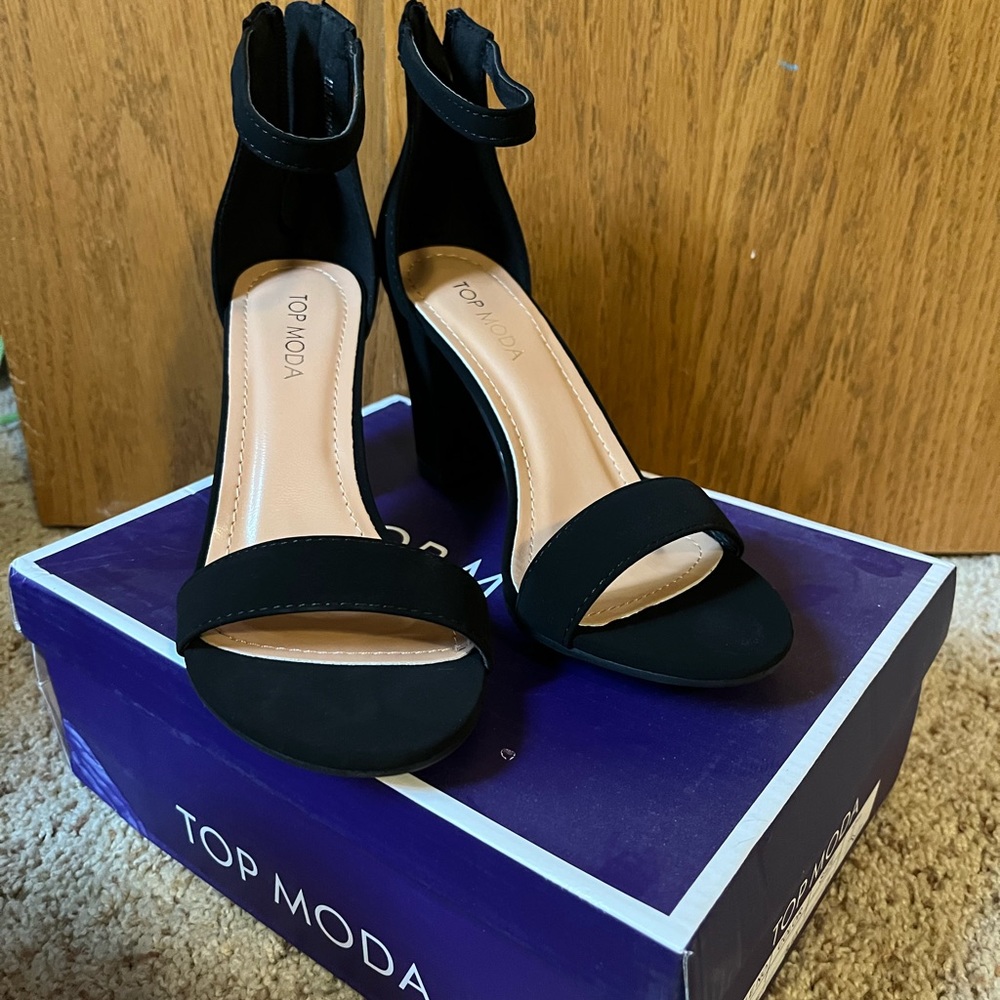 NWOT black top moda heels